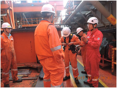 培训师在为平台员工讲解高空作业安全知识