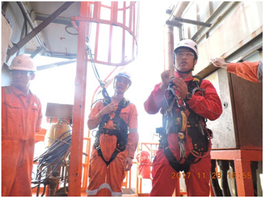 培训师在为平台员工讲解高空作业安全知识